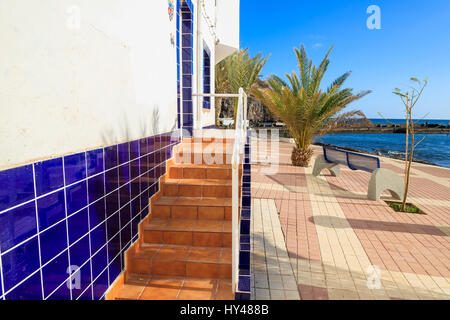 Promenade entlang Ozean im Fischerdorf Las Playitas an der südlichen Küste von Fuerteventura, Kanarische Inseln, Spanien Stockfoto