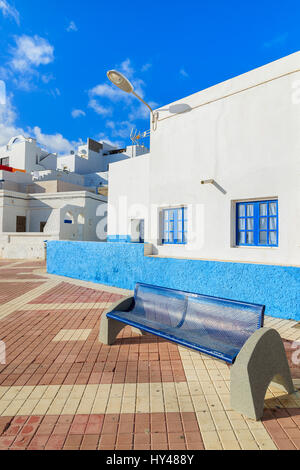 Bank und traditionelle Häuser im Fischerdorf Las Playitas an der südlichen Küste von Fuerteventura, Kanarische Inseln, Spanien Stockfoto