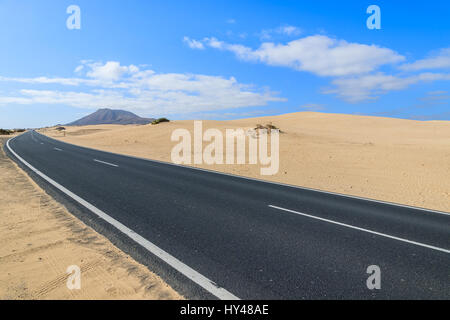 Straße in der Wüstenlandschaft von Sanddünen im Nationalpark von Corralejo, Fuerteventura, Kanarische Inseln, Spanien Stockfoto