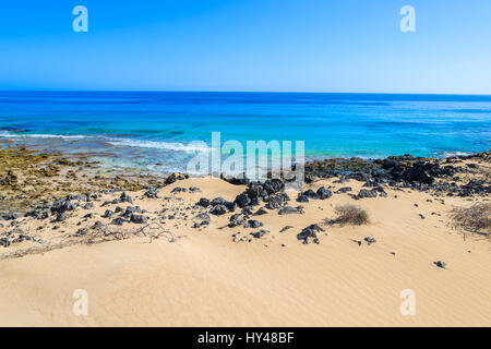 Sanddünen in Corralejo National Park und Blick auf Meer, Fuerteventura, Kanarische Inseln, Spanien Stockfoto