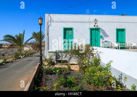 Typischen kanarischen Stil weißen Haus mit grünen Türen und Fenstern in ländlichen Gegend von La Oliva Village, Fuerteventura, Kanarische Inseln, Spanien Stockfoto