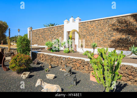 Gebäude im kanarischen Stil und tropischen Pflanzen in La Oliva Village Erbe Art Center, Fuerteventura, Kanarische Inseln, Spanien Stockfoto