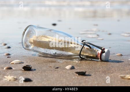 eine Flaschenpost am Strand angeschwemmt Stockfoto