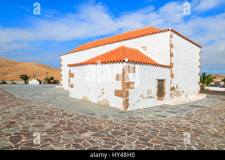 Typische weiße Kirche in Llanos De La Conception Dorf auf der Insel Fuerteventura, Spanien Stockfoto