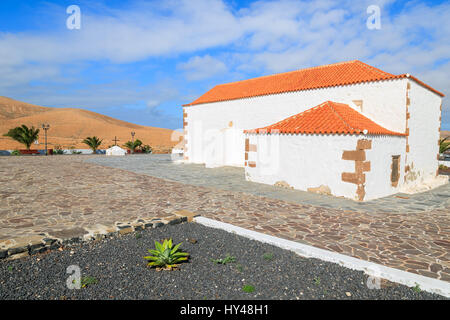 Typische weiße Kirche in Llanos De La Conception Dorf auf der Insel Fuerteventura, Spanien Stockfoto