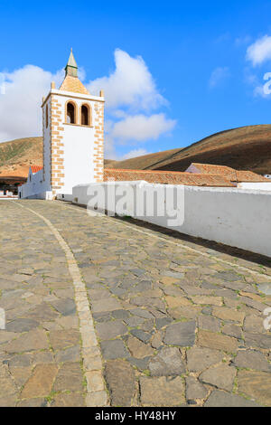 Dorfstraße und Turm der Kathedrale Santa Maria de Betancuria im Hintergrund, Betancuria Dorf, Fuerteventura, Kanarische Inseln, Spanien Stockfoto