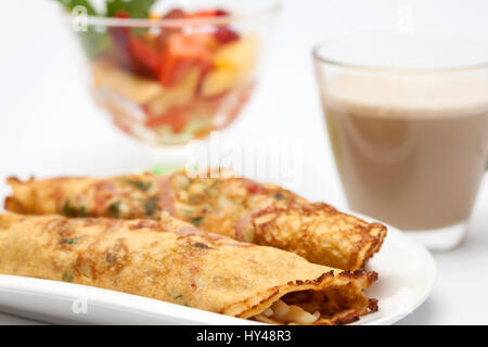 Omelette-Vorbereitung: Leckeres Omelette Frühstück mit Obst und Kaffee Stockfoto