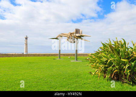 Skulptur im öffentlichen Park in Morro Jable Urlaub Badeort mit Leuchtturm am Strand von Jandia, Fuerteventura, Kanarische Inseln, Spanien Stockfoto