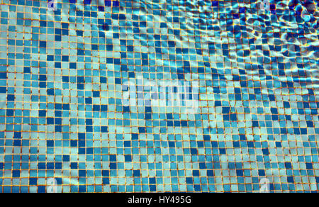 Der Boden des Pools und ein Spiel von Licht und Wasser. Stockfoto