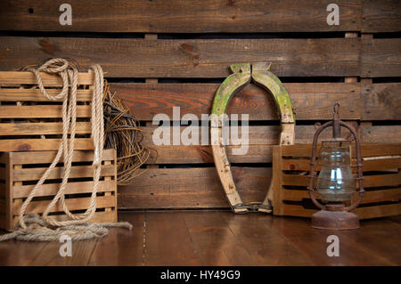 Noch im Cowboy-Stil auf Holzbrettern. Stockfoto