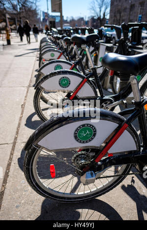 Bike Teilen Toronto-Rack, Fahrräder/bikes in den Bürgersteig in der Innenstadt von Toronto, Kanada. Stockfoto