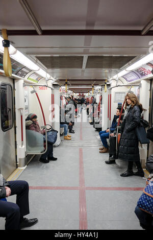 Innenansicht von TTC, Toronto Transit Commission, U-Bahn-Auto, U-Bahn-Auto, U-Bahn-Auto, Pendler sitzen und stehen in Toronto, Ontario, Kanada. Stockfoto