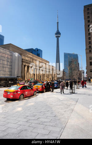 Street Life, CN Tower Toronto, CN Tower Canada, Blick auf Union Station von der Front Street in der Innenstadt von Toronto, Ontario, Kanada. Stockfoto