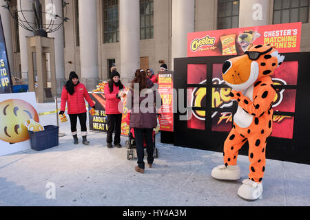 Cheetos Chester Cheetah, Werbebesatzung, die kostenlose Proben von Cheetos Flamin Hot Cheese Snacks an Verbraucher verteilt, Union Station, Toronto Stockfoto