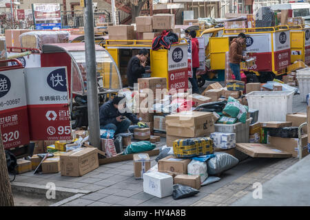 Chinesische Lieferer sortieren Pakete in Peking, China, an der Straße. 01-Apr-2017 Stockfoto