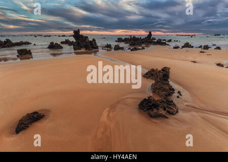 Sonnenaufgang am Strand eine in Noja, Kantabrien Stockfoto