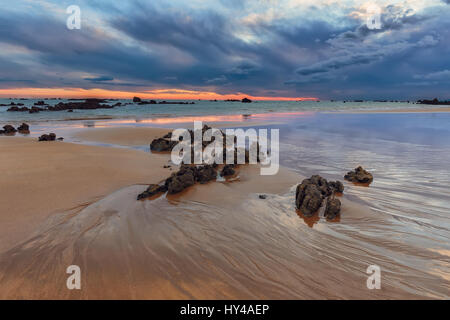 Sonnenaufgang am Strand eine in Noja, Kantabrien Stockfoto