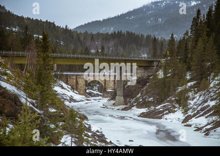 Eine schöne Landschaft mit einem zugefrorenen Fluss in den norwegischen winter Stockfoto