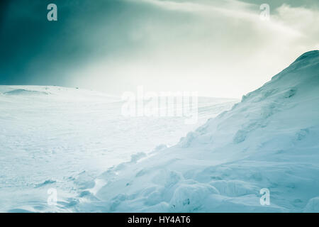 Eine wunderschöne, künstlerische, minimalistischen Landschaft mit viel Schnee in den norwegischen winter Stockfoto