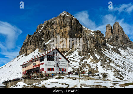 Rifugio Locatelli Hütte, Dreizinnenhütte, an den Spitzen Sasso Sexto und Torre di Toblin, Sextner Dolomiten, Südtirol, Trentino-Alto Adige, Italien Stockfoto