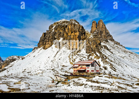 Rifugio Locatelli Hütte, Dreizinnenhütte am Gipfel Sasso di Sesto und Torre di Toblin, Sextner Dolomiten, Südtirol, Trentino-Alto Adige, Italien Stockfoto