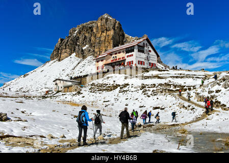 Wanderer auf dem Weg zur Dreizinnenhütte, Rifugio Locatelli Hütte, Sextner Dolomiten, Südtirol, Trentino-Alto Adige, Italien Stockfoto