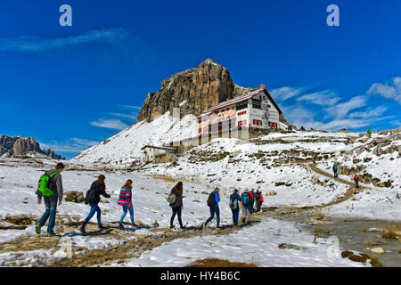 Wanderer auf dem Weg zur Dreizinnenhütte, Rifugio Locatelli Hütte, Sextner Dolomiten, Südtirol, Trentino-Alto Adige, Italien Stockfoto