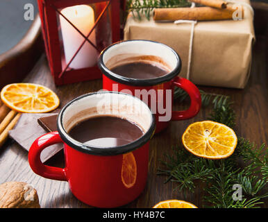 Heiße Schokolade mugs.winter Dekorationen mit Schokolade Getränke in roten Becher Stockfoto
