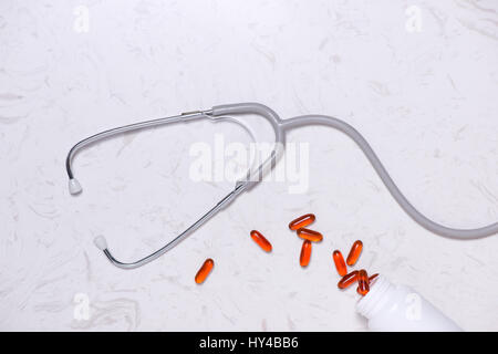 Kapseln mit Stethoskop auf Tisch. Flach zu legen. Stockfoto