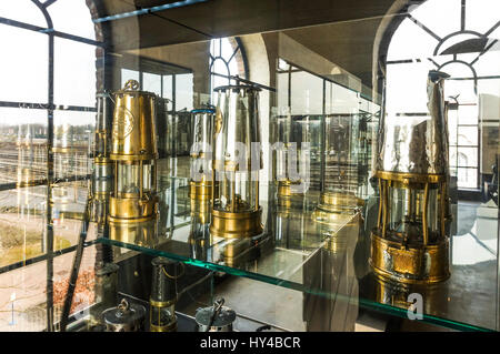 Vintage Bergarbeiter, Bergmann, Lampen, Lampe, auf dem Display an Coal Mine, Bergbaumuseum, Heerlen, Limburg, Niederlande. Stockfoto