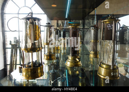 Vintage Bergarbeiter, Bergmann, Lampen, Lampe, auf dem Display an Coal Mine, Bergbaumuseum, Heerlen, Limburg, Niederlande. Stockfoto