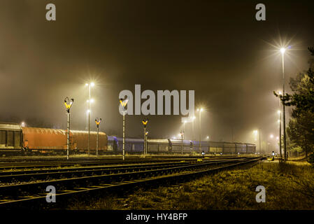 Rangierbahnhof im Nebel. Dichter Nebel in der Nacht. Stockfoto