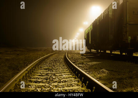 Rangierbahnhof im Nebel. Dichter Nebel in der Nacht. Stockfoto