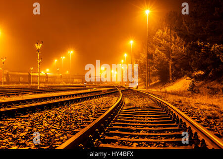 Rangierbahnhof im Nebel. Dichter Nebel in der Nacht. Stockfoto