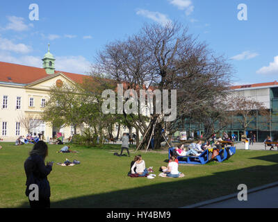 Schüler liegen auf Wiese an Altes Allgemeines Krankenhaus (Altes AKH) alten General Hospital, heute medizinischen Universität (Medical University), WLAN Stockfoto