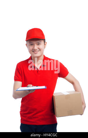 Hübscher junge Arbeiter im roten T-shirt und Cap lächelt, hält einen Ordner und Notizen auf weißem Hintergrund Stockfoto