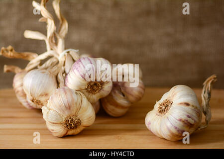 Nahaufnahme des ganzen Knoblauchzehen auf einem hölzernen Hintergrund Stockfoto