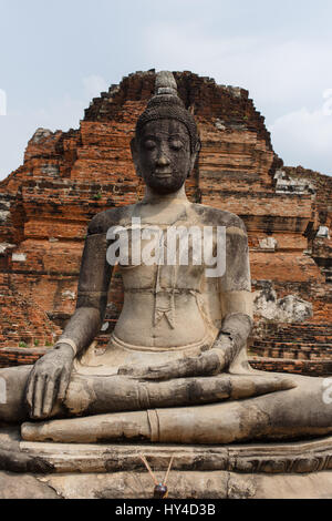 Ruinen, Buddha Figur vor Stockfoto