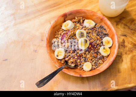 Acai Schüssel mit Müsli, Bananen und schärfen in einem Restaurant am tropischen Oahu Hawaii. Stockfoto