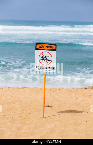 Storng Strom kein Schwimmen vor ein beliebter Surfspot in Haleiwa Beach auf Oahu Hawaii Sign. Stockfoto