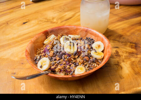 Acai Schüssel mit Müsli, Bananen und schärfen in einem Restaurant am tropischen Oahu Hawaii. Stockfoto