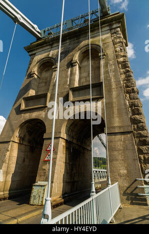 Hyperfokale Bild des Turms der Menai Bridge von Thomas Telford. Überqueren die Manie Meerenge zwischen Insel Anglesey und dem Festland Wales, Stockfoto