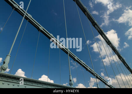 Ketten der Menai Bridge von Thomas Telford. Überqueren die Manie Meerenge zwischen Insel Anglesey und dem Festland Wales, Stockfoto