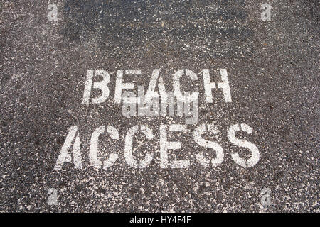 Strand Zugang Zeichen stenciled auf dem Bürgersteig in Oahu Hawaii den Leuten zu zeigen wo es lang geht, kommt man zu den Stränden und den Ozean. Stockfoto