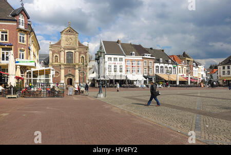 Sittard Markt, Niederlande, quadratisch, Zentrum der Stadt, Sint-Michielskerk, Provinz Limburg, Holland, Niederlande. Stockfoto