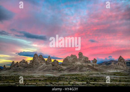 Sonnenuntergang über der Trona Pinnacles, eines der ungewöhnlichsten geologische Wunder in Kalifornien Wüste National Conservation Area in der Nähe von Trona, Kalifornien. Die einzigartige Landschaft setzt sich aus mehr als 500 Tuffstein Zinnen aufstehen aus dem Bett des Searles Dry Lake Basin und wurde in Hunderten von Filmen wie Star Trek V, Disneys Dinosaurier, The Gate II, Lost in Space und Planet der Affen verwendet. Stockfoto