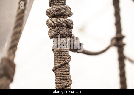 nautische Seile auf dem Deck des spanischen Training Schiff Juan Sebastian Elcano Stockfoto