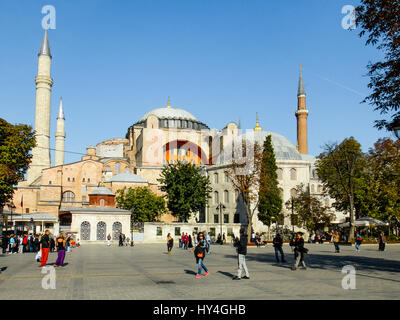 Statt vor der Hagia Sofia, Istanbul. Manche Menschen sind einem Bummel durch. Istanbul, Türkei - 9. Oktober 2013 Stockfoto