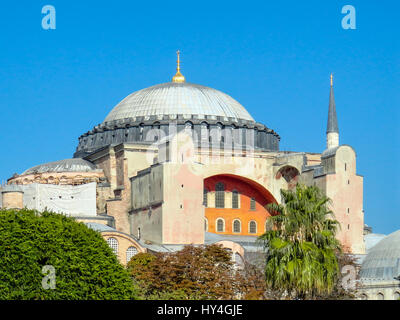 Blick auf die berühmte Hagia Sofia. Früher eine christliche Kirche, jetzt eine Moschee und ein Museum in Istanbul, Türkei, 9. Oktober 2013 Stockfoto