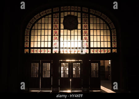 Der Bahnhof Haydarpasa Haupteingang in das Licht, die Sonne von Art Deco gefiltert wird aus buntem Glas Bild von haydarpasa Buntglasfenster Stockfoto